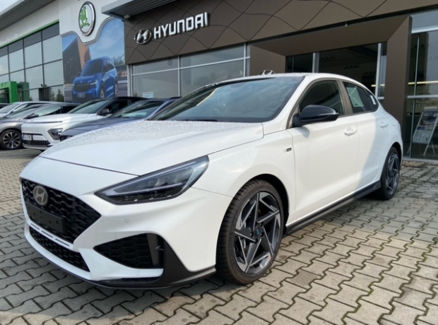 Nová i30 Fastback - N LINE - 1,5 T-GDI MHEV 103kW DCT - Černý - Atlas White Solid