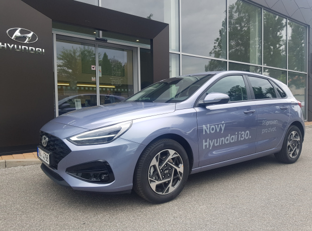 Nová i30 Hatchback - FAMILY - 1,5i 70 kW MT - Černý - Meta blue Pearl