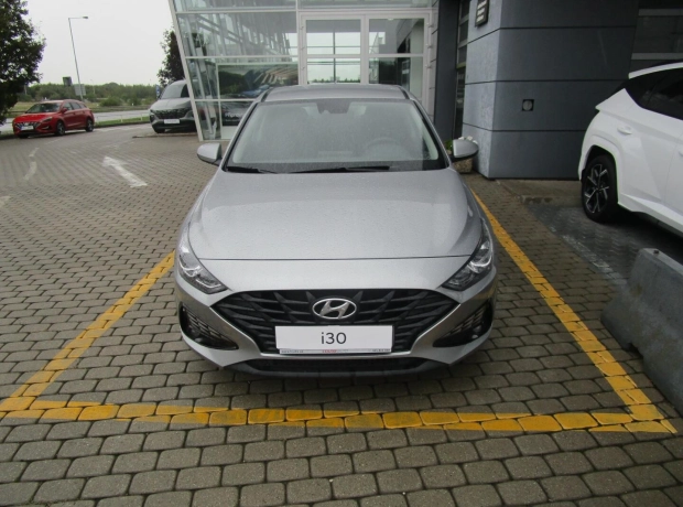 i30 Hatchback - Start - 1,5i Benzín 81 kW 6st. manuální - Černý - Shimmering Silver Metallic