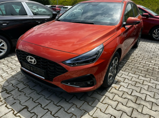 Nová i30 Hatchback - FAMILY - 1,5i 70 kW MT - Černý - Jupiter Orange Metallic