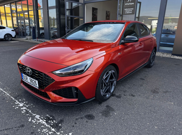 Nová i30 Fastback - N LINE PREMIUM - 1,5 T-GDI MHEV 103 kW MT - Černý - Jupiter Orange Metallic