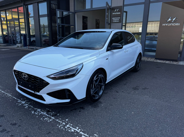 Nová i30 Fastback - N LINE PREMIUM - 1,5 T-GDI MHEV 103 kW MT - Černý - Serenity White