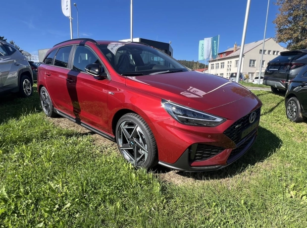 Nová i30 Kombi - N Line - 1,5 T-GDI MHEV Benzín 103 kW 6st. manuální - Černý - Ultimate Red Metallic